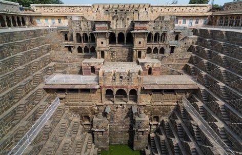 abhaneri-stepwell img